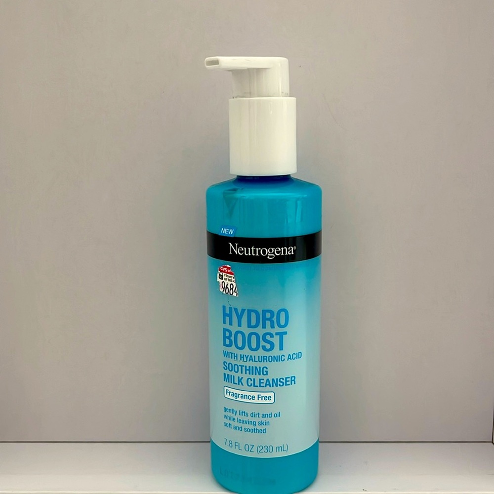NWT Neutrogena Hydro Boost Milk Cleanser